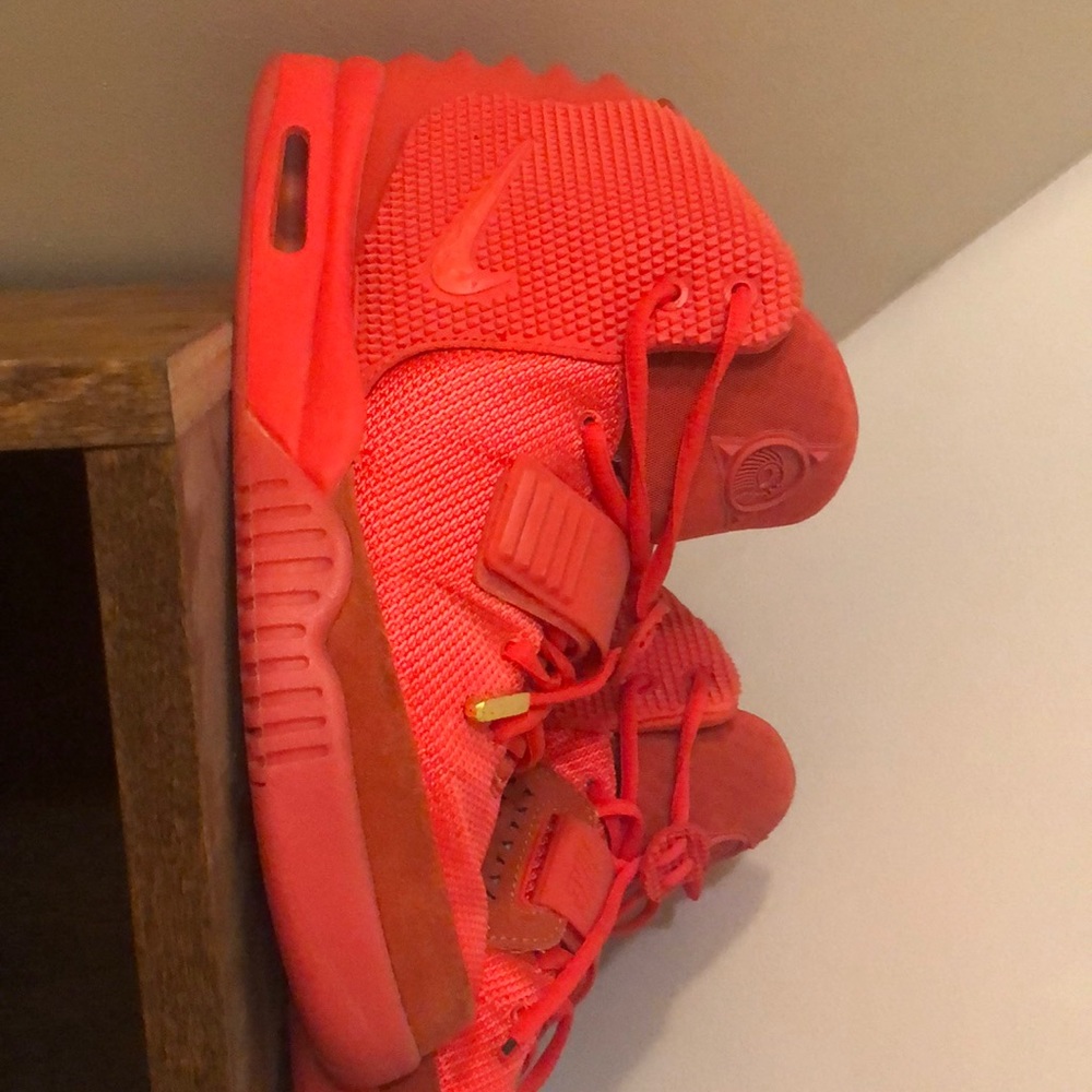 Yeezy red October missing one gold tip no box